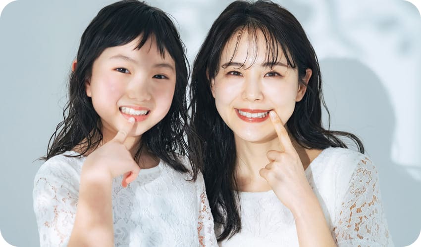 親子で歯を指さしている写真