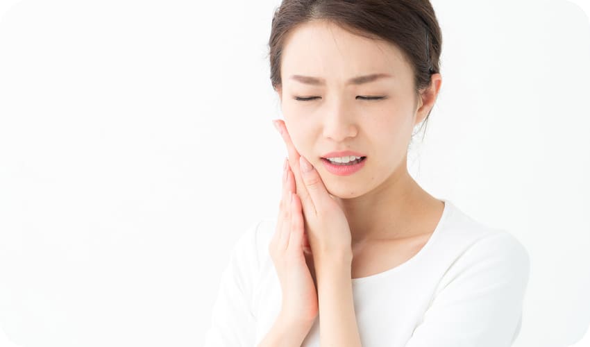 歯を痛めている女性
