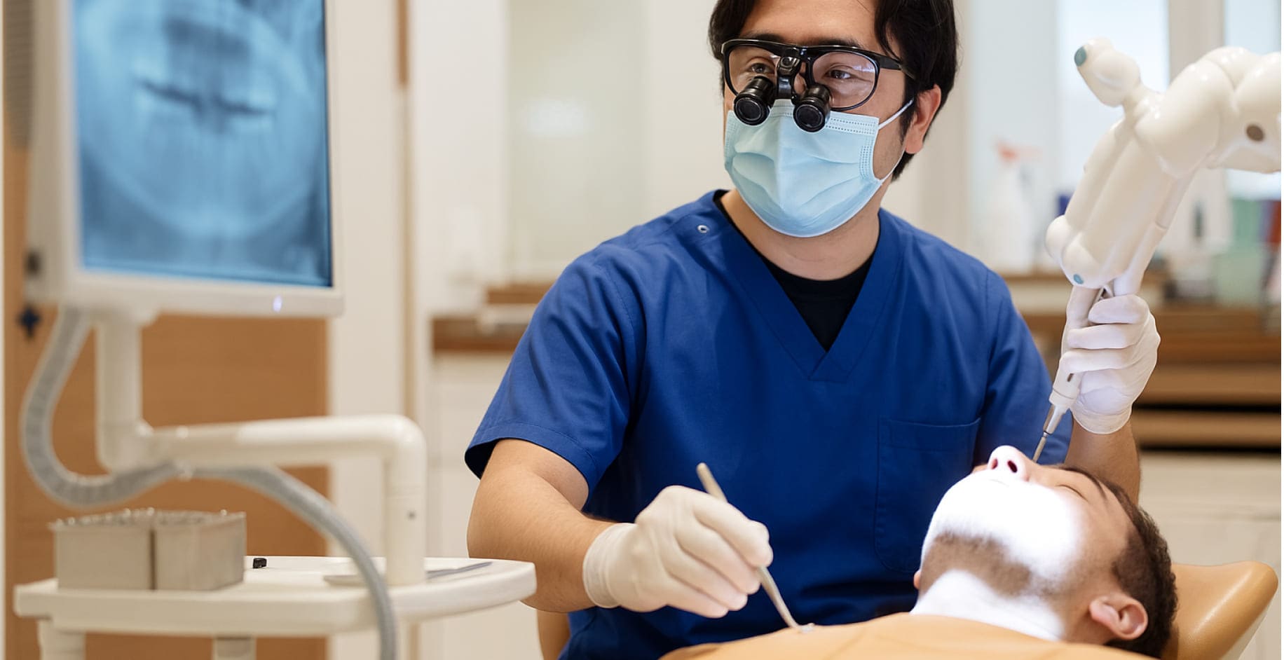 治療中の歯科医の様子