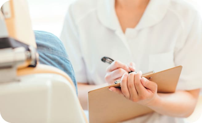 受付で問診票をご記入いただく様子