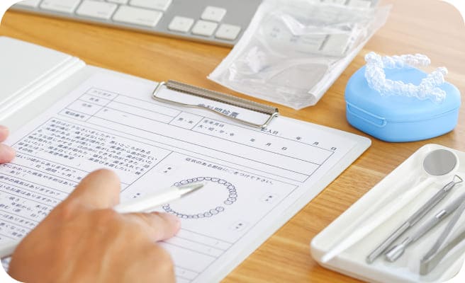 受付で問診票をご記入いただく様子