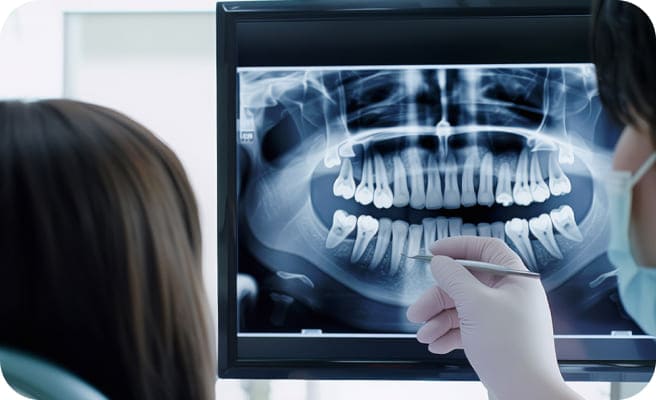 歯のレントゲンを見ている様子