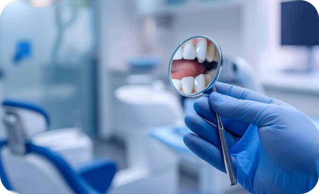 鏡で歯を見ている様子